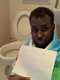 Kacdoon ayaa Jabuuti ka bilowday. Dhalinyaro ayaa musqusha sawiro kasoo  diray si ay taageero ugu muujiyaan duuliyihii Xabsiga dhexdiisa kasoo  duubay muuqaalka naxdinta leh.