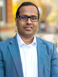 The 2015 undergraduate Commencement ceremony took place at 10 a.m. today  when 352 students earned their diplomas. Frederick Mayor Randy McClement  was the Commencement speaker and received an honorary degree. Hood College