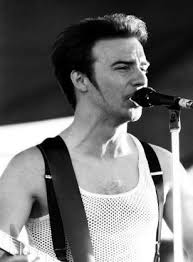 Con “Carlos Palmer” Excelente Baterista de la banda del famoso cantante  “Pitbull” despues de nuestra presentación. Gracias Carlos Palmer me gusta  mucho tu sonido y tu estilo como baterista. Bendición ! —With “