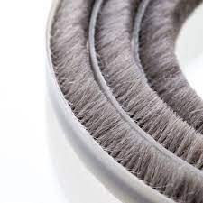 Sortir la brosse de l'emballage et la découper à la taille de la porte. Steigner Joint De Brosse Autocollant 15 M Hauteur 15 Mm Gris Joint Anti Poussiere Joint D Etancheite Cdiscount Bricolage
