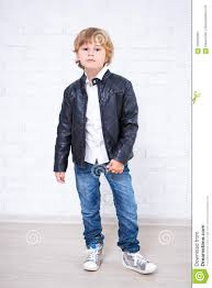 La canadienne, acteur de la mode durable spécialisée dans le cuir, la peau et le duvet. Portrait Integral De Petit Garcon Dans La Veste En Cuir Posant Plus De Image Stock Image Du Regarder Jeans 103076301