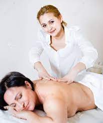 スパ サロンで大人の女性に肩のマッサージをやっている若い肯定的な按摩 の写真素材・画像素材. Image 90928533.