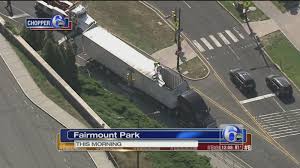 How to blindside parallel park a tractor trailer. Tractor Trailer Hits Overpass Blocks Entrance To Mlk Drive In Philadelphia 6abc Philadelphia