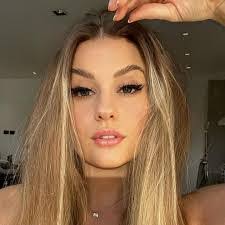 Holly Hamlin's Instagram, Twitter & Facebook