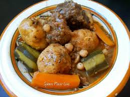 Tikerbabine Boulettes De Semoule En Sauce Couscous Recette Traditionnelle Couscous Kabyle Recette Recette Traditionnelle
