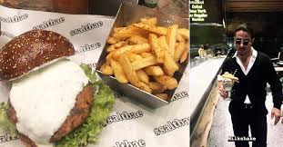 Top with the grill lid to melt the cheese. Dubai S Saltbae Burger Is Giving Away Free Burgers For Ladies