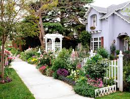 18 Sidewalk Landscaping Ideas for Your Front Yard