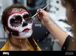 Maquillaje Artista Pinta La Cara De Una Chica Con Pinturas Para Halloween Fotografia De Stock Alamy