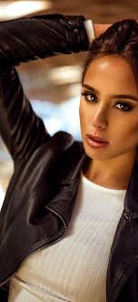 30 000+ Tegan james poses for the camera free photo 1125x2436 iPhone X