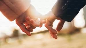 Imagem em close-up de dois amantes de mãos dadas ao pôr do sol - Confiança,  amor, relacionamento e conceito de apoio foto – Imagem sobre Par na Unsplash