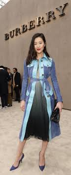 chinese model liu wen wearing a burberry degrade dress and patent trim trench coat on the red carpet of the burberry prorsum menswear a w15 show