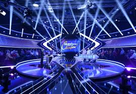 Si les décors et l'animateur ont changé, le principe de questions pour un champion reste le même. En Images Decouvrez Le Nouveau Decor De Questions Pour Un Champion