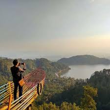 Ketenangan dan keindahannya akan mempesona setiap wisatawan yang datang berkunjung. Telaga Ngebel Di Ponorogo