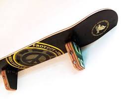 La petite étagère murale coupé de l'éditeur scandinave woud est composée d'une tablette en métal laqué, entourée d'un cadre qui lui apporte une une astuce déco : Epingle Sur Decochambre