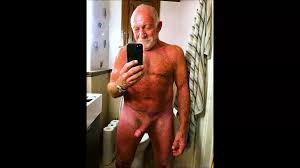 Viejo que se desnuda solo