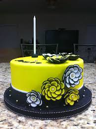 Black And White Birthday Cake Design Pin By Jane Evaristo On My Cakes Yellow Birthday Cakes White Birthday Cakes Birthday Cake Decorating