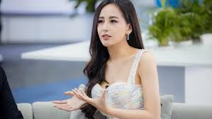 Hình ảnh nàng hậu qua lớp bảo hộ kín bưng khiến nhiều người xúc động. Hoa Háº­u Mai PhÆ°Æ¡ng Thuy Khong Co Ná»•i Má»™t NgÆ°á»i Báº¡n Tam Sá»± Du Xinh Ä'áº¹p