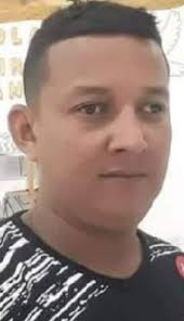 45TVinforma -- Encuentran sin vida a un hombre en la carretera que conduce  hacia Banda Norte en Roatán, Islas de La Bahía. El hoy occiso fue  identificado como Fredy Leonel Montes, quien