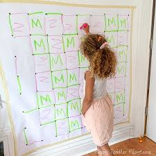 Al aire libre, en casa, en fiestas infantiles o en campamentos, todo vale si la finalidad es jugar. Quedate En Casa 39 Ideas De Juegos Y Actividades Para Entretener A Los Ninos Mientras Os Protegeis Del Coronavirus