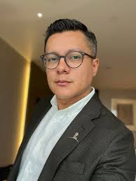 FarándulaEnFoco: 🎉 ¡Orgullo de Catacamas! El Dr. Sergio Licona sigue  poniendo en alto el nombre de Honduras. Tras tres años de brillante  trayectoria en el campo de las enfermedades infecciosas globales, asume