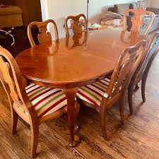 The oval wood top dining table compliments any glam, luxe, art deco, hollywood regency, glamorous regency, rustic, eclectic, modern, mid century, farmhouse, industrial or contemporary interior designs. Dining Set Oval Table American Drew Cherry 7 Pieces Used 6 Chairs W Leaf Ebay