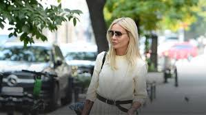 Stylizację uzupełniła dżinsowa kurtka i białe buty sportowe. Nie Wiesz Co Jest Modne Zobacz Jak Ubiera Sie Agnieszka Wozniak Starak Moda