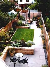 Schmaler Pool Mit Whirlpool Die Feuerstelle Ideal Fur Kleine Raume In Gartendeko Small Backyard Gardens Small Garden Design Small Backyard Landscaping