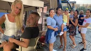 Acar kent villaları ile bilinen iş insanı erdal acar'ın eşi kardelen acar kardelen acar'ın, kızı derin (3) ile bir yaşındaki ikizleri i̇smet ve metin için kendisine tam 9 kişi yardım ediyor. Kardelen Acar In Tatildeki 9 Kisilik Yardimci Ekibi Olay Oldu Magazin Haberleri Milliyet