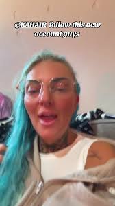 demimorris so inlove with yoir new hair i just want to do it all pink...