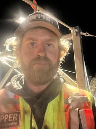 🔥⛏️Working hard and enjoying the scenery! Leaves are starting to change  colour and it's starting to get cold.🔥⛏️#goldrush #discoveryplus  #keepthedirtalive #carhartt #mining #movingdirt #livingthedream #husky