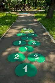 √ se puede jugar en un patio amplio. 30 Easy Team Building Activities Preschool Playground Playground Painting Playground Games