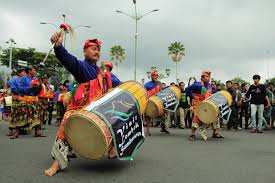 Hasil gambar untuk tarian lombok gendang beleq desa sade