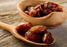 اكل الزبيب في منام الرجل دليل على راحة البال والطمأنينة التي يشعر بها الرجل. Ø§Ù„ØªÙ…Ø±