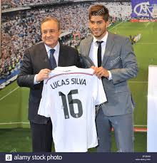 Real madrid hat ein video zum neuen stadion präsentiert. Madrid 26 Januar 2015 Real Madrids Neue Spieler Lucas Silva R Von Brasilien Zeigt Seine New Jersey Mit Dem Prasidenten Von Real Madrid Florentino Wahrend Seiner Siegerehrung Im Santiago Bernabeu Stadion In