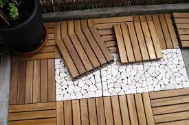 Kombination Von Holz Und Naturstein Klickfliesen Fur Die Dachterrasse Terrasen 2019 Balkonboden Holzfliesen Balkon Beleuchtung
