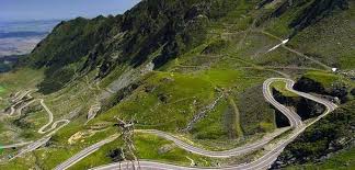 Compania naţională de drumuri face apel la conducătorii auto să circule prudent , mai ales că instabilitatea atmosferică poate duce la apariţia de fenomene meteorologice. Atentie Se Filmeaza Cum Se Va Circula Pe Transalpina Si Pe