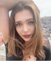 Kariyerine arka sokaklar ile adım atan melisa döngel, sen çal kapımı dizisinde ceren karakterine hayat verdi. Melisa Dongel Official Dongelmelisa Twitter