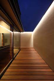 夜は遊び心のあるウッドデッキで外を感じることができます ウッドデッキ 腰壁 間接照明 ライトアップ ガラス張り モダン エクステリア 注文住宅 新築一戸建て wooddeck whitewall indirectlighting lightin 陸屋根 リビング バルコニー