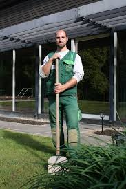 Sie bauen, pflegen, sanieren und pflanzen außenanlagen. Gartner In Garten Und Landschaftsbau Beroobi Das Berufe Portal