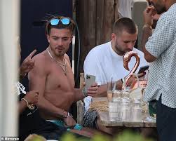 'she thought she was going to die': Jack Grealish And Luke Shaw Enjoy A Wild Beachside Party In Mykonos Aktuelle Boulevard Nachrichten Und Fotogalerien Zu Stars Sternchen