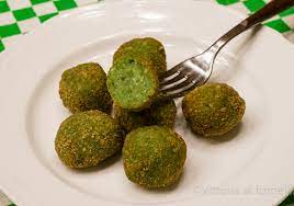 Mettete 300 g di farina di grano duro in una ciotola e aggiungete la crema di ortiche solo quando ha perso calore. Polpette Con Ortica E Patate Vittoria Ai Fornelli
