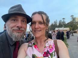 Bonjour tout le monde ! Je suis Fleur avec Pascal mon mari nous voyageons à  bord de notre voilier avec notre chat Galaxy que nous avons adopté en  Grèce. Nous adorons la