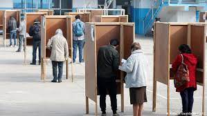 Votar por boric para que no salga jadue es un gran error: Chile Inicia Segunda Jornada De Historicas Elecciones Constituyentes Chile En Dw Dw 16 05 2021