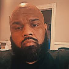 I'm new here. What is the preference of paying for a date. I usually expect  the man to pay as I don't eat much. However, I was wondering about offering  to pay