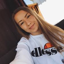 Julie Bakken's Instagram, Twitter & Facebook