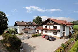 Das haus hat 15 gästezimmer davon 9 doppelzimmer (oder dreibettzimmer), 5 appartments jeweils für 3, 4 oder 5 personen geeignet und 1 suite für 2 personen. Hotel Haus Am Berg Rinchnach Aktualisierte Preise Fur 2021
