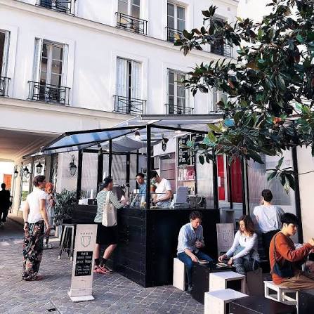 54 Rue du Faubourg Saint-Honoré – Le tout premier coffee shop indépendant installé en plein air dans une cour pavée confidentielle de la haute couture.