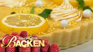 Oben auf kommt eine konditorencreme, die in konsistenz und geschmack überzeugen muss. Tompouce Blatterteig Schnitten Es Wird Touriert Die Verkostung Das Grosse Backen 2020 Sat 1 Youtube