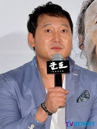 배우 겸 감독 양익준 을 널리 알린 유명한 영화 똥파리 에서 조폭 사채업자 두목이자 주인공 양익준의 건달 선배로 나오는 사람이 정만식이다. ë°°ìš° ì •ë§Œì‹ ì •ê¸€ì˜ ë²•ì¹™ 16ê¸° ë³'ë§Œì¡± í™•ì • ê¸°ëŒ€ ë§Œë°œ