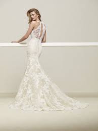 Sontuoso e regale per la cerimonia, più pratico ma anche aderente e sensuale per la festa. Vestiti Da Sposa 2018 Pronovias